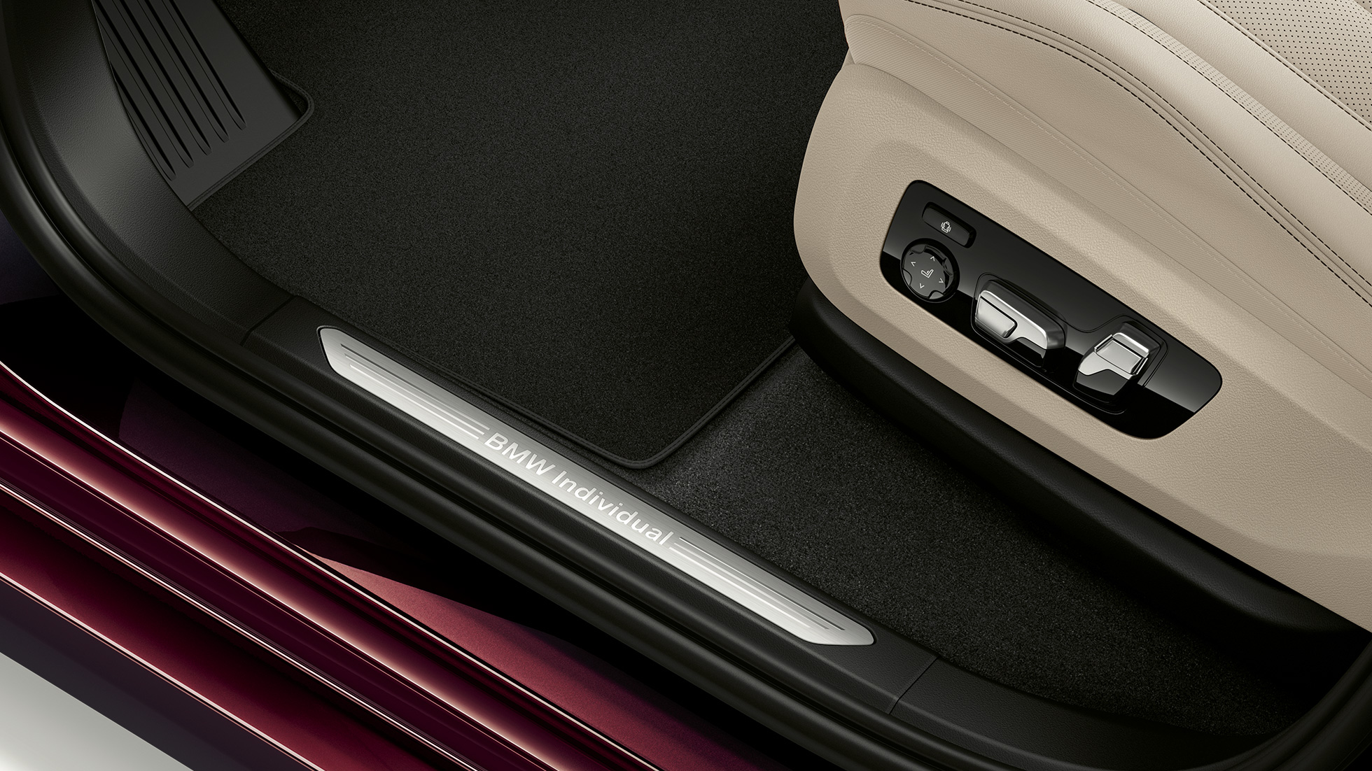 Close-up of the door sill of the BMW X7 with BMW Individual xDrive40i features