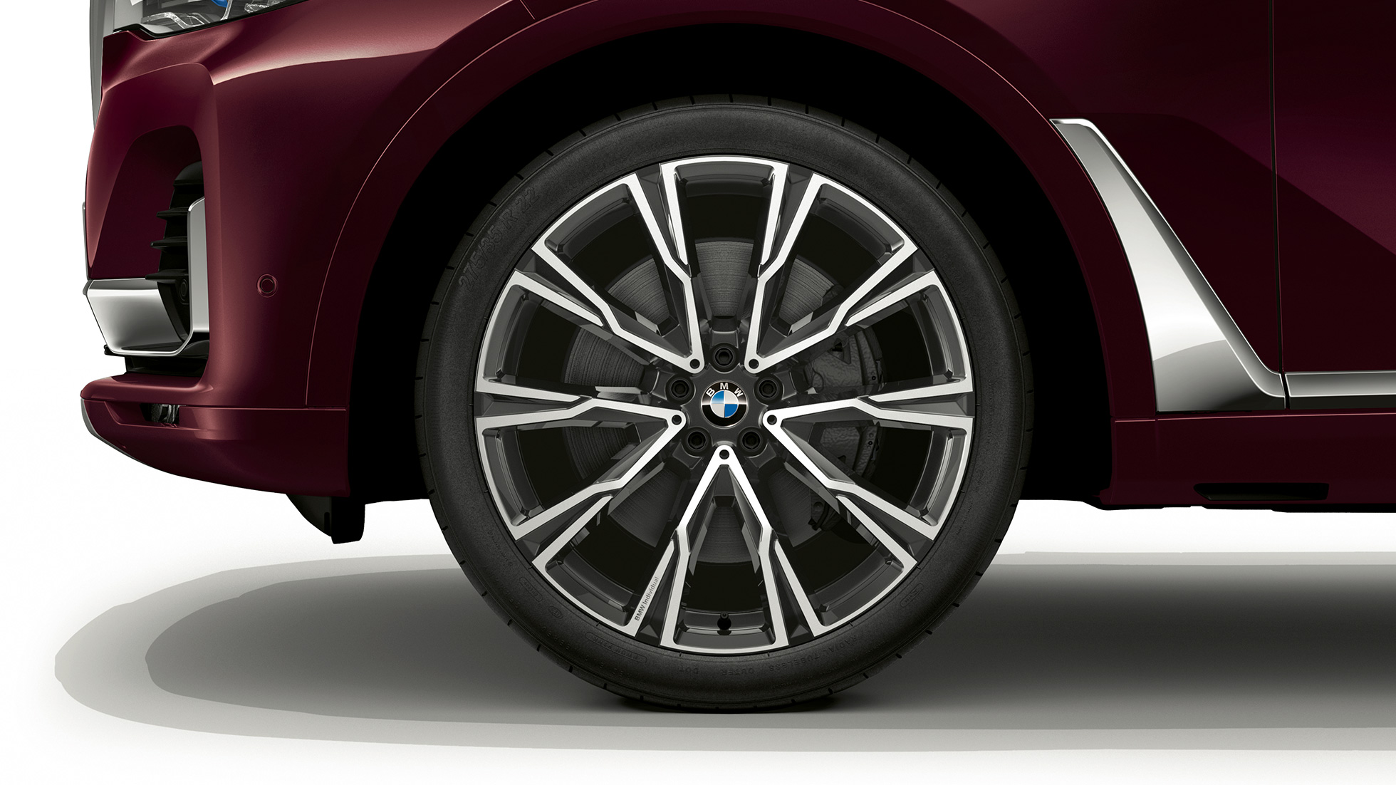 Close-up of the light alloy wheel of the BMW X7 with BMW Individual xDrive40i features